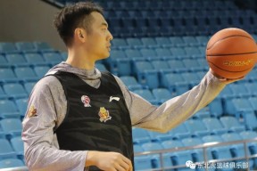 爱游戏APP服务-广州队训练开放日，集结日更衣室发声引欢呼，CBA季后赛在即，阵容厚度经受考验(cba季后赛广州对青岛视频)