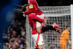 爱游戏-曼联发布备战花絮，窗口期战术微调，荷甲任务艰巨，轮换策略成焦点(战术小队多少钱)